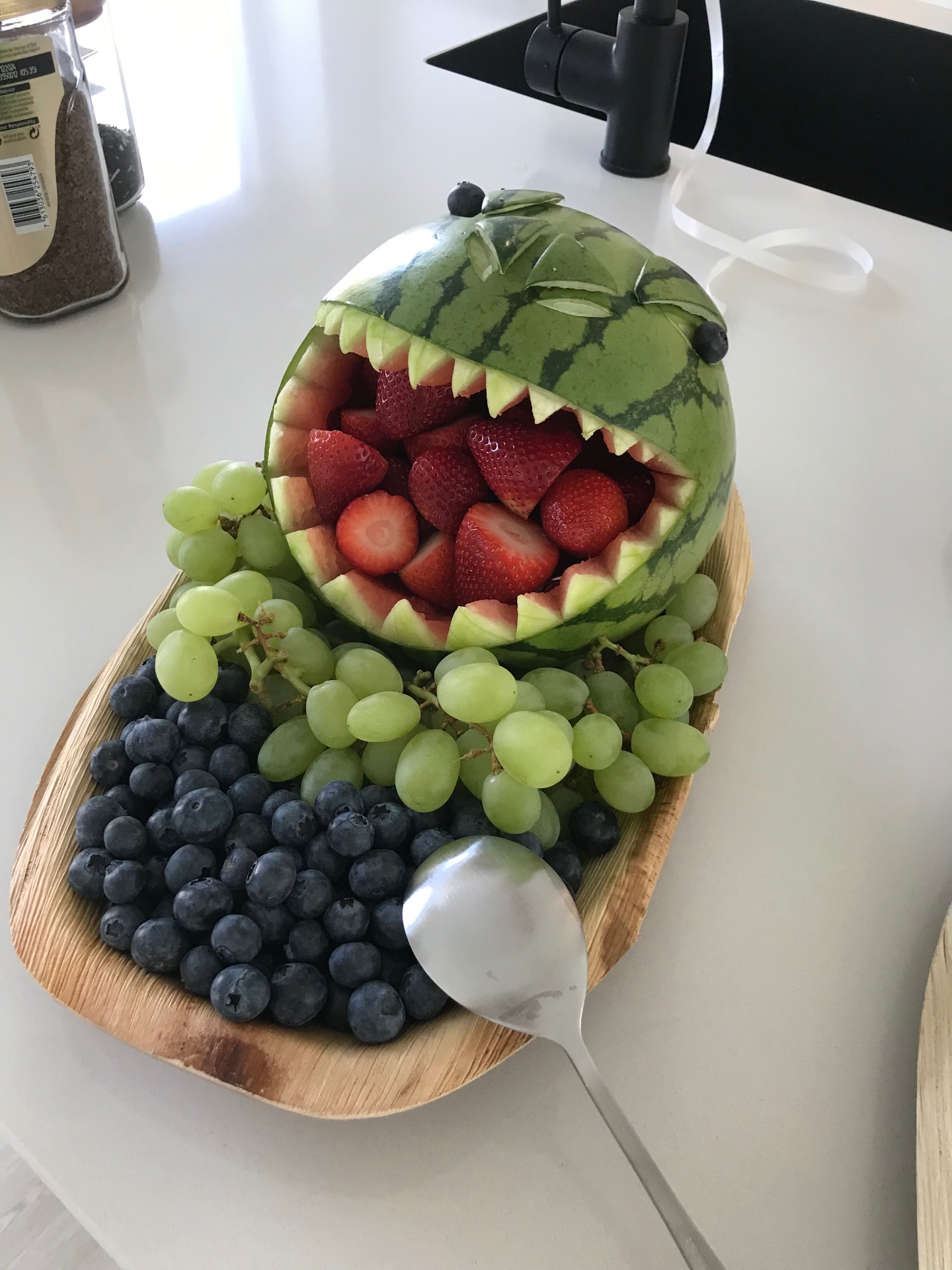 Vandmelon udskåret som et dinosaur-hoved fyldt med frisk frugt
