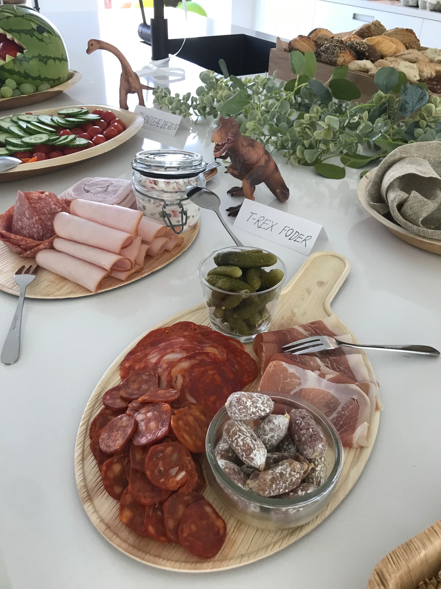 Kødfade med skiltet T-rex-foder