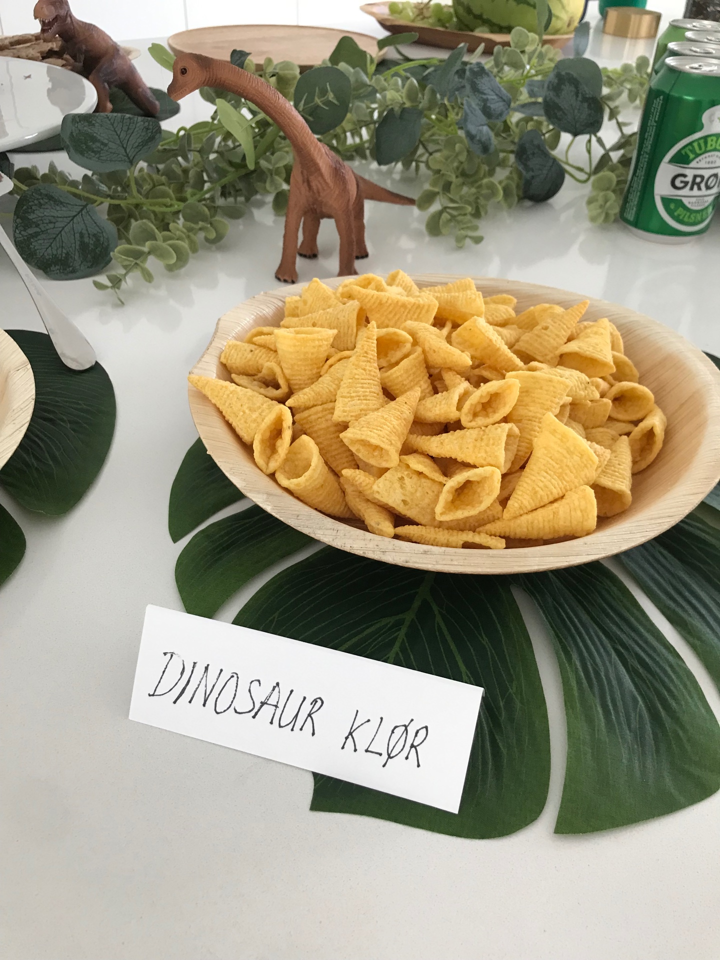 Kegleformede chips med skiltet dinosaur-kløer