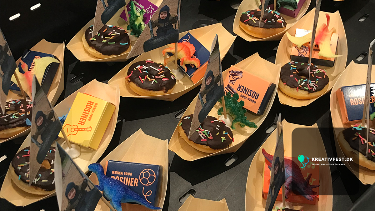 Small boat-shaped snacks decorated for a nursery farewell party